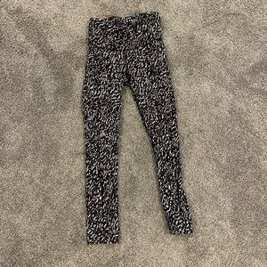 Size 2 like new 25” lulu